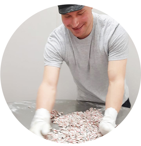 Micaron perustaja Ville Vahersalo valmistaa makeisia.